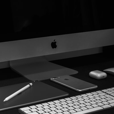 银色imac，带苹果键盘和魔术鼠标